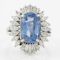Ring, cocktailring, platina med safir och trapets-och navetteslipade diamanter, medföljande GIA report.