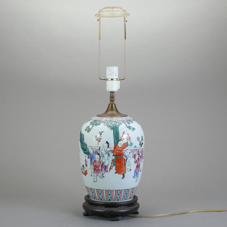 BORDSLAMPA, porslin, Kina, 1900-tal.