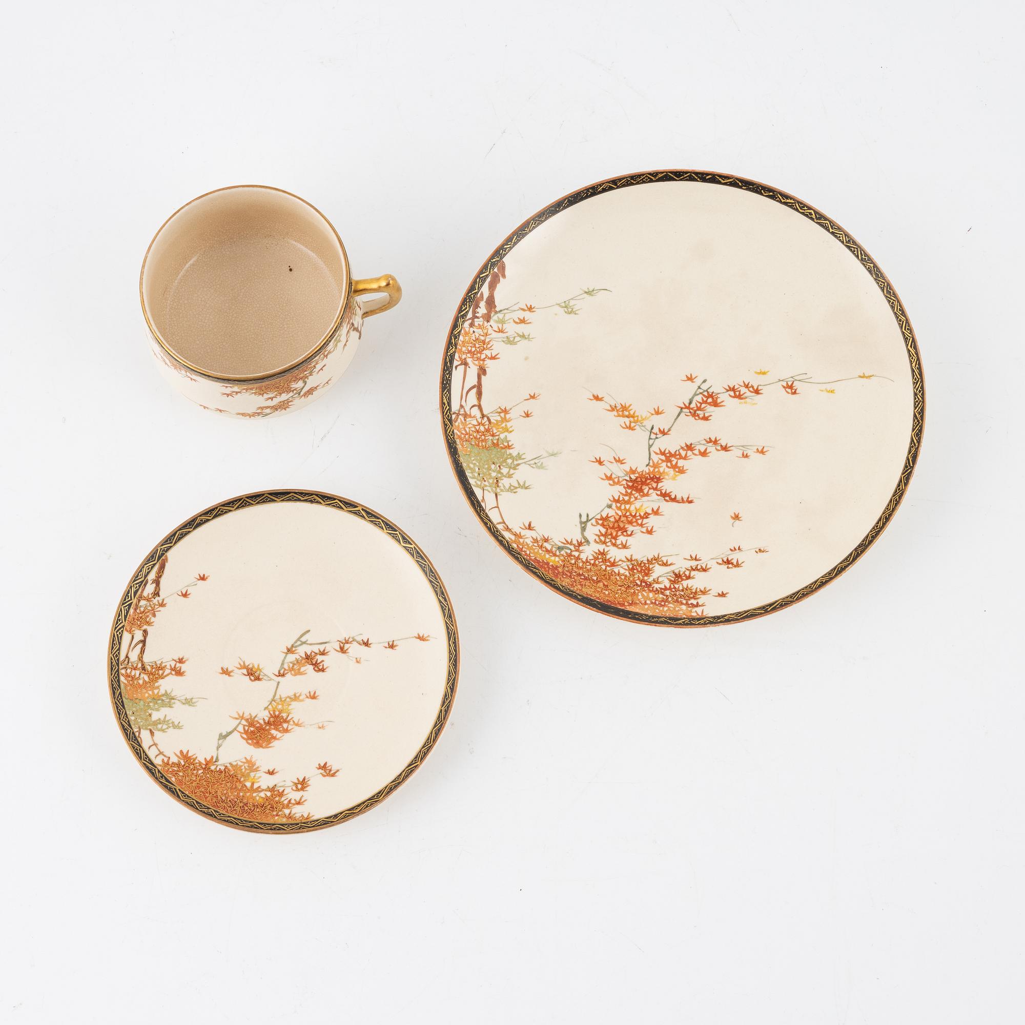 Schatull med servis, 15 delar, satsuma, signerad, Japan, sen Meiji (1868-1912).