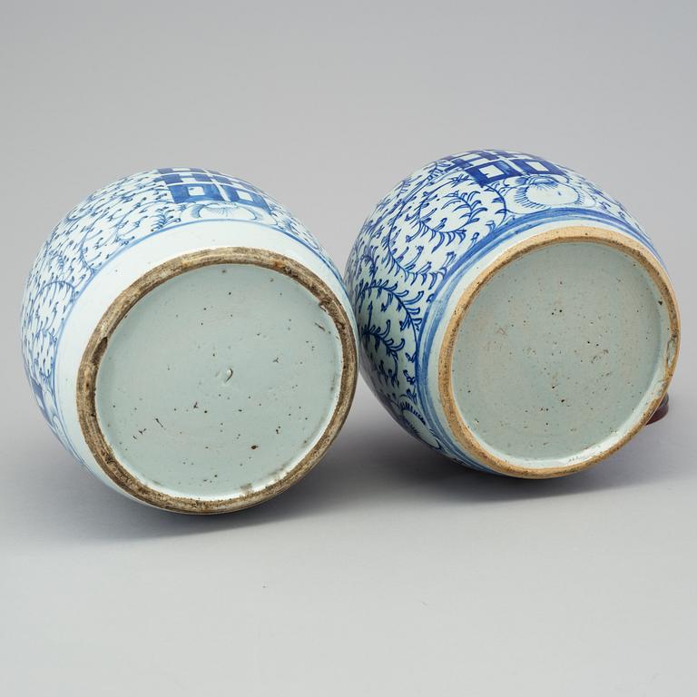 Two Chinese blue and white porcelain ginger jars, late Qing dynasty (1644-1912).