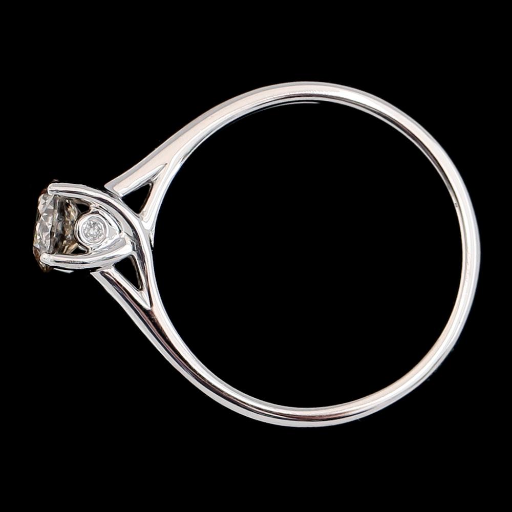 RING, 18K vitguld, solitär briljantslipad diamant ca 0.63 ct.