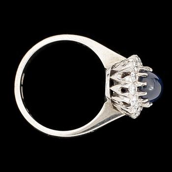 RING, 18k vitguld med caboschonslipad safir ca 2,25 ct och briljantslipade diamanter tot ca 0,56 ct. Total vikt ca 9 g.