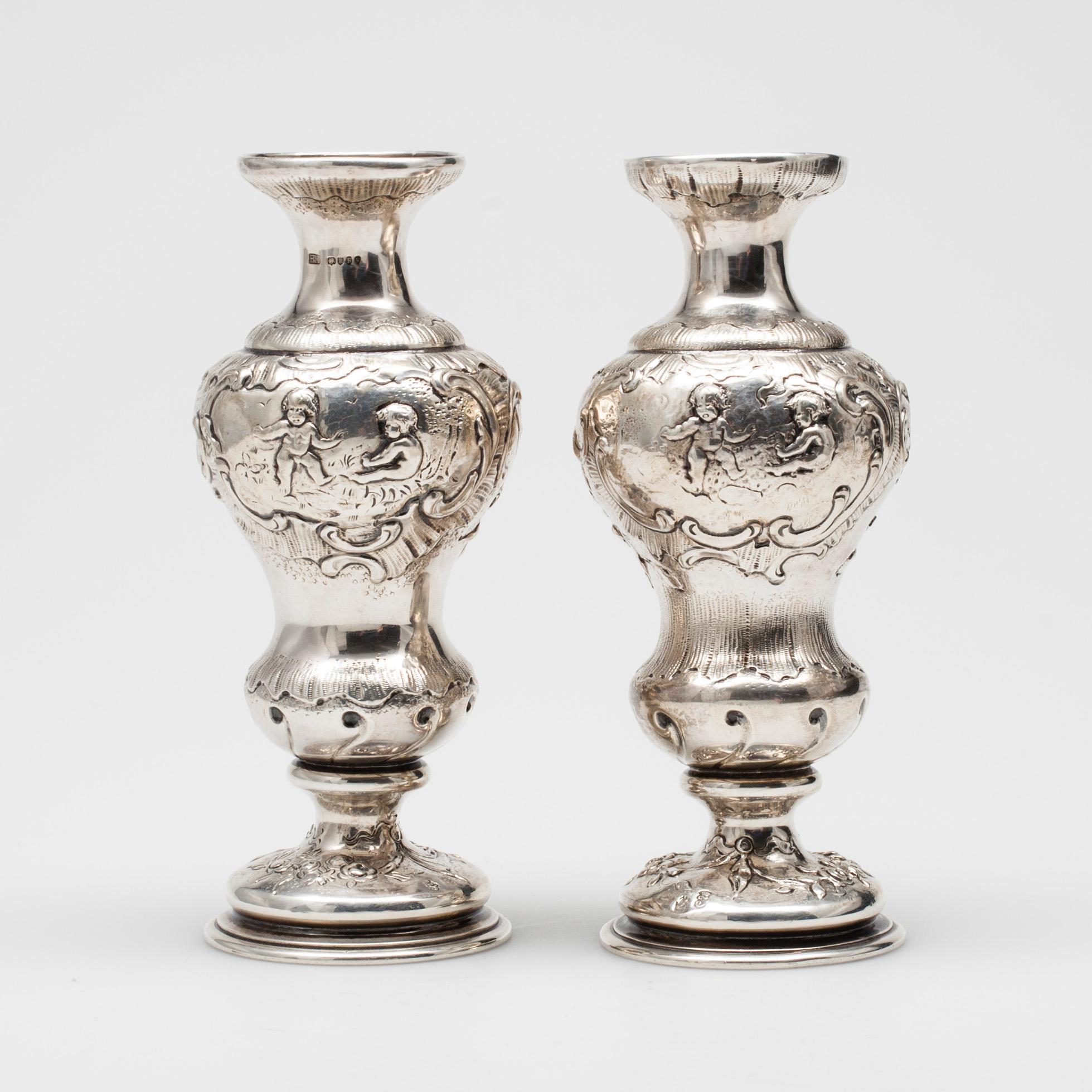 VASER, ett par, silver, engelska kontrollstämplar, London 1892, vikt ca 354 g.