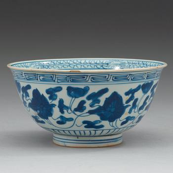 A blue and white bowl, 17th Century.