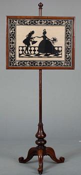 BRASSKYDD. Biedermeier, delvis mahogny, korsstygnsbroderi.