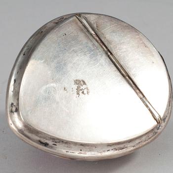 NUUSKARASIA, hopeaa ja simpukka, Anders Petter Lundqvist (1823-1866), Tukholma 1831.