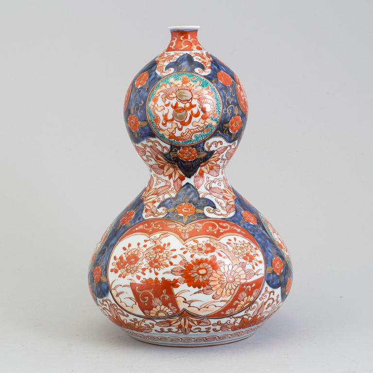 A Japanese imari vase, Meiji (1868-1912).