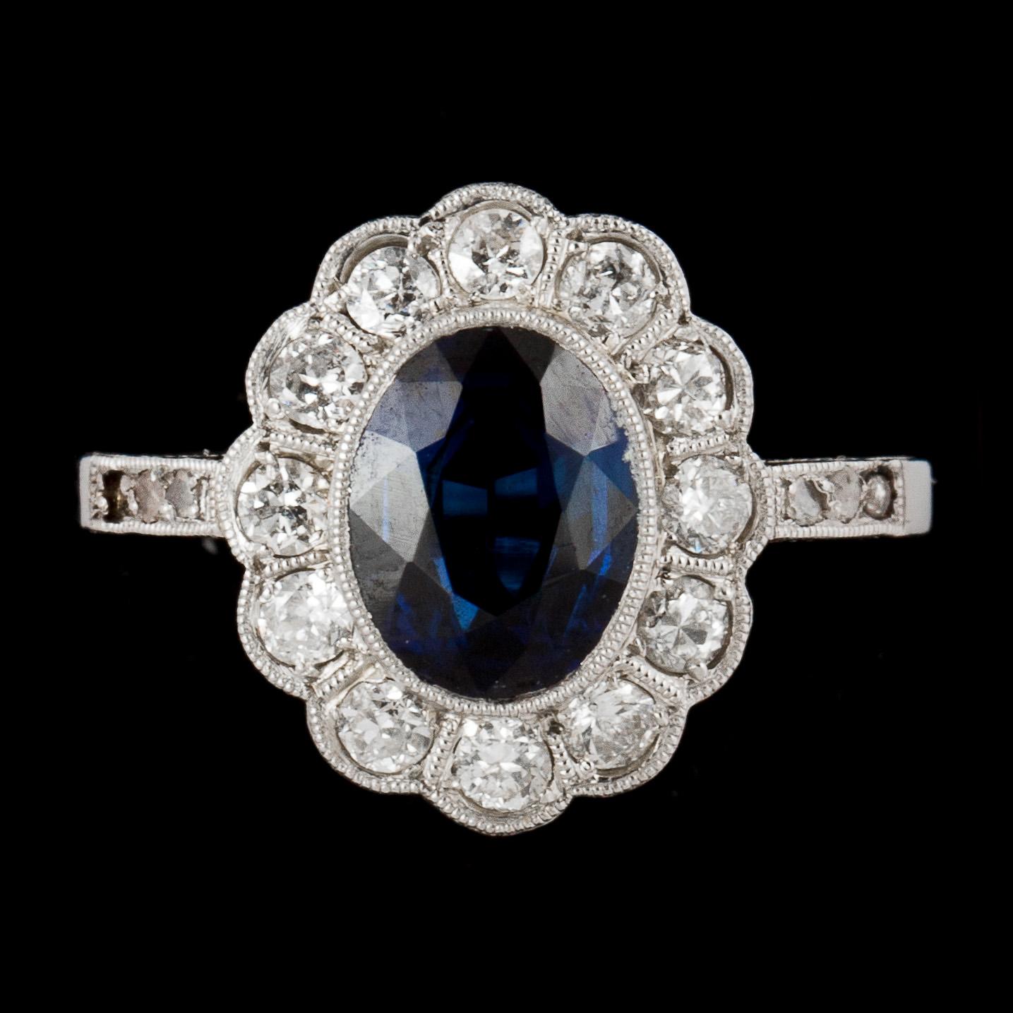 RING, 18k vitguld med mörkt blå safir samt fasettslipade diamanter, tot ca 0,45 ct. Vikt ca 2,5 g.