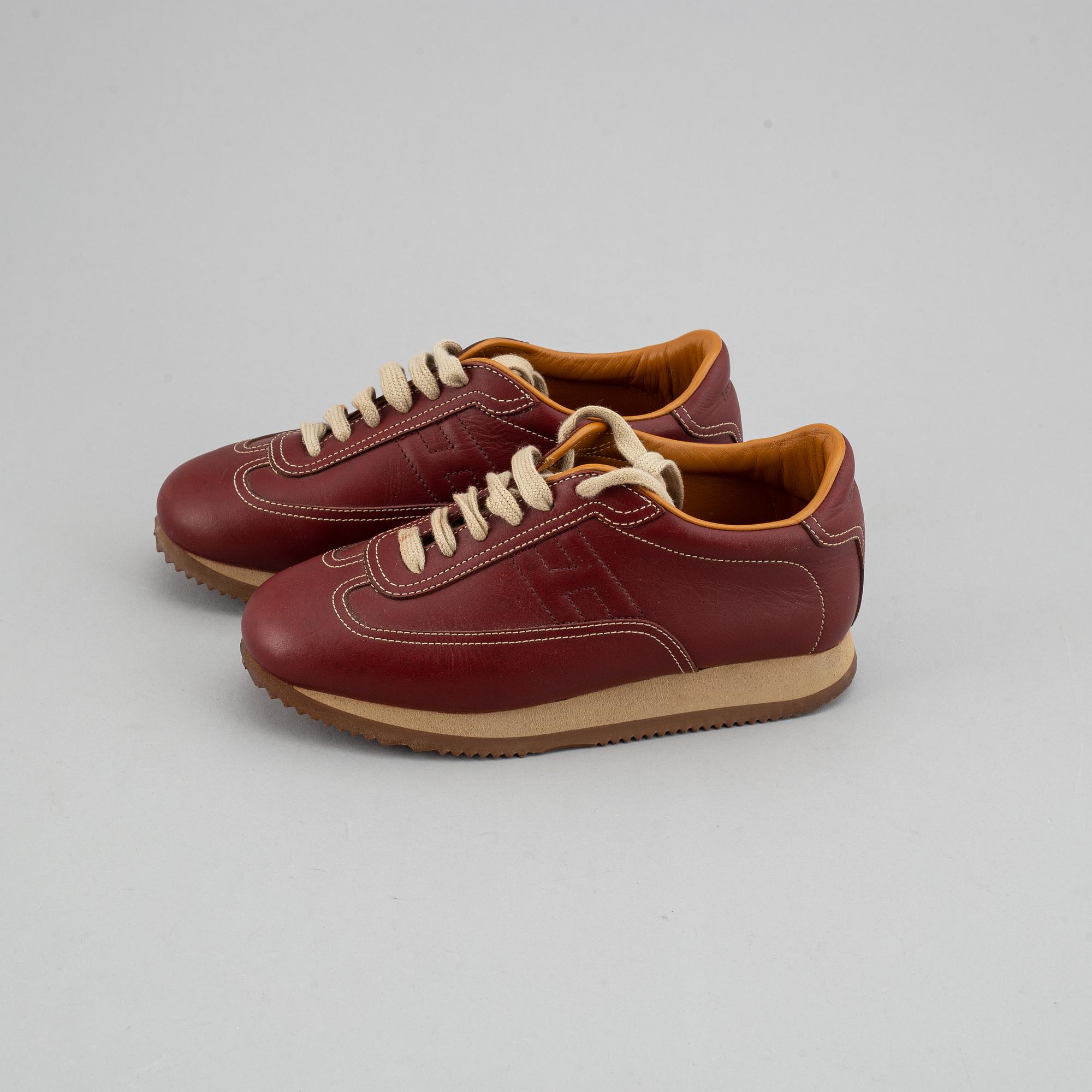 HERMÈS, a pair of leather sneakers size 37.