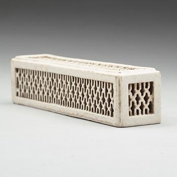 A Chinese Cricket box, Qing dynasty, circa 1800.