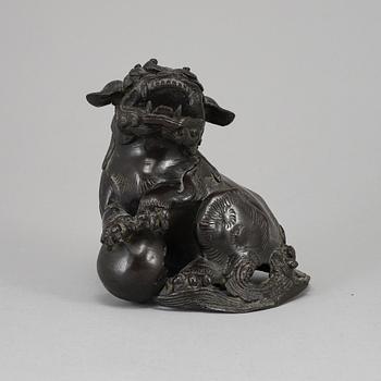 A bronze figure of a buddhist lion, Qing dynasty, circa 1900.