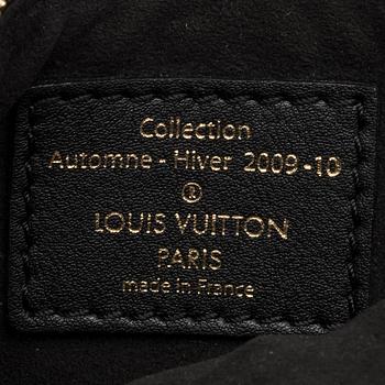 LOUIS VUITTON mini pochette.