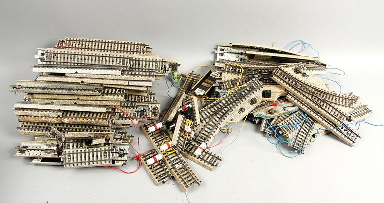 RÄLSDELAR, VÄXLAR, BROAR samt transformator, ca 125 delar, Märklin, H0.