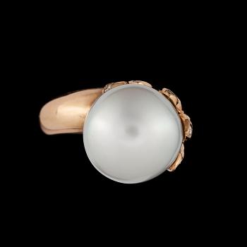 RING, odlad South sea pärla, 15,6 mm, med olikfärgade diamanter, tot. ca 2 ct.