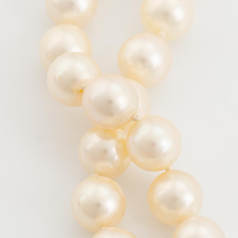 Cultured pearl necklace, clasp 14K white gold with pearl and eight cut diamonds.