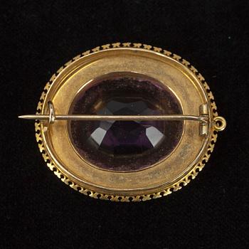 SMYCESUPPSÄTTNING, 3 delar. Låghaltigt guld, ametistfärgade stenar. Troligen Ryssland sent 1800-tal.