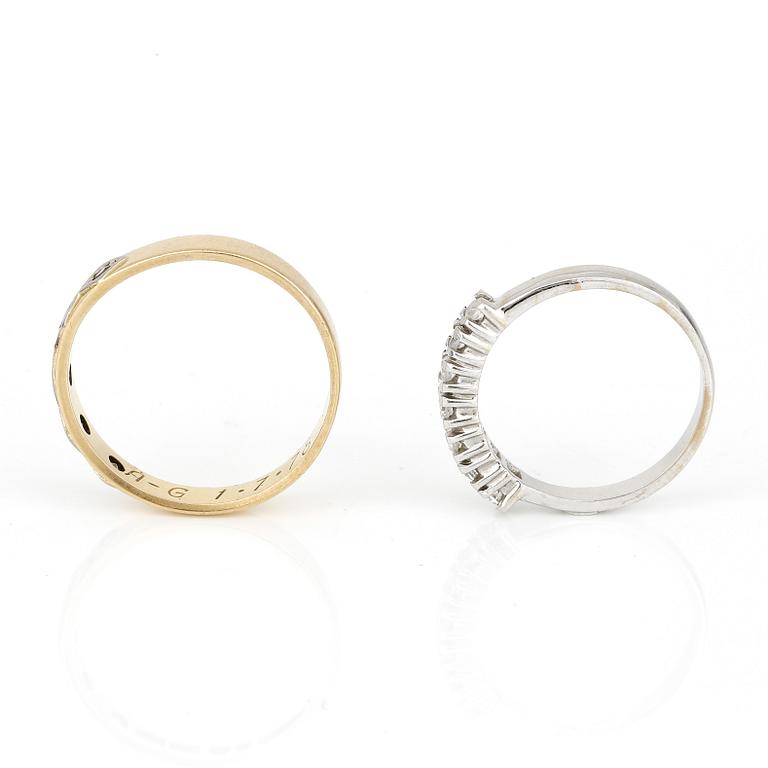 RINGAR, 2 st, med vita stenar, 18K guld.