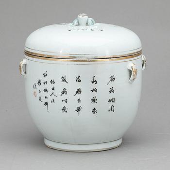 KÄRL MED LOCK, porslin, Kina, 1800/1900-tal.