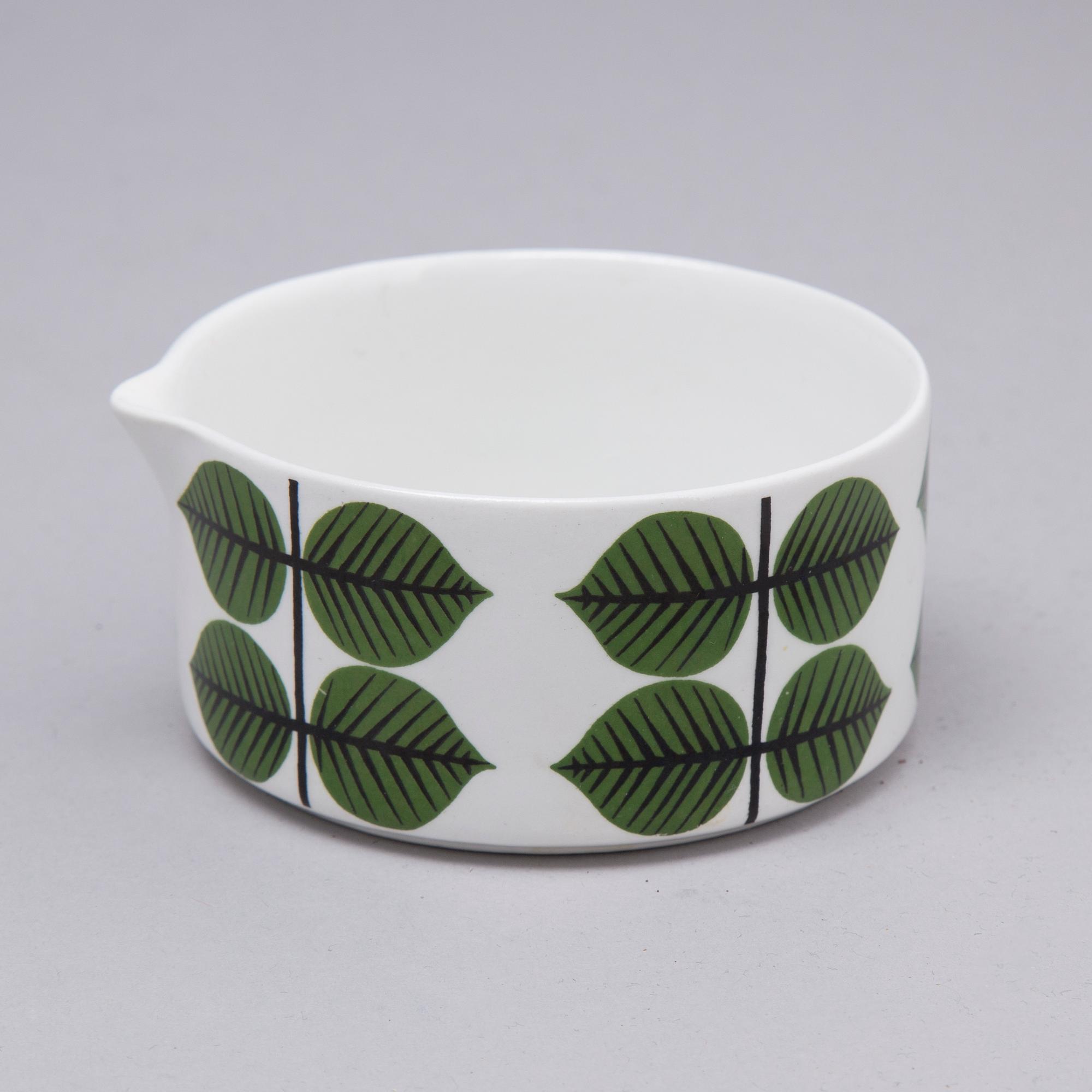 A set of 30 pieces of 'Berså' tableware by Stil Lindberg, Gustavsberg.