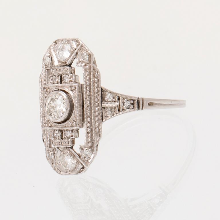 A platinum Art Deco ring set with round brilliant-cut and old-cut diamonds.