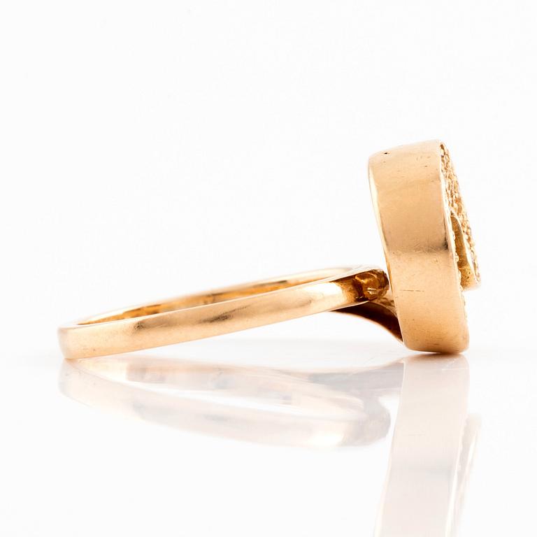 An 18K gold ring set with round brilliant-cut diamonds.