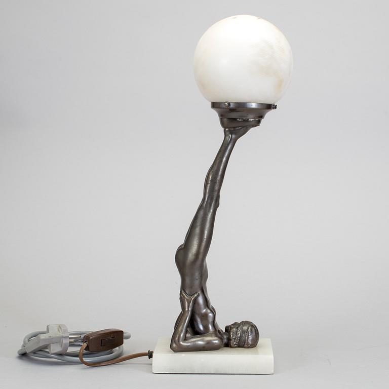BORDSLAMPA, patinerad brons och alabaster. Art deco, 1920-/30-tal.