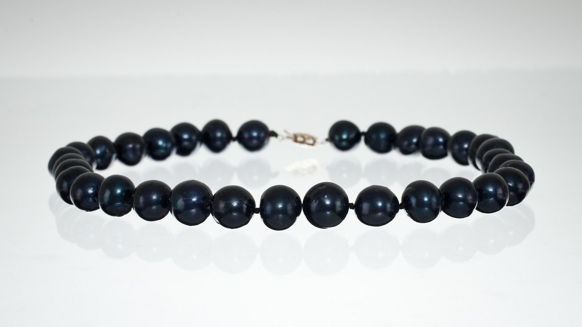 COLLIER, odlade svarta pärlor. Lås i 14k guld.