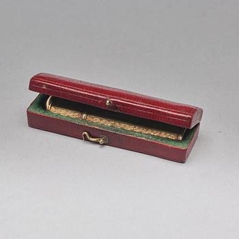 Three early 19th century gold pieces: Snuff-box, case with tooth-picker and button.