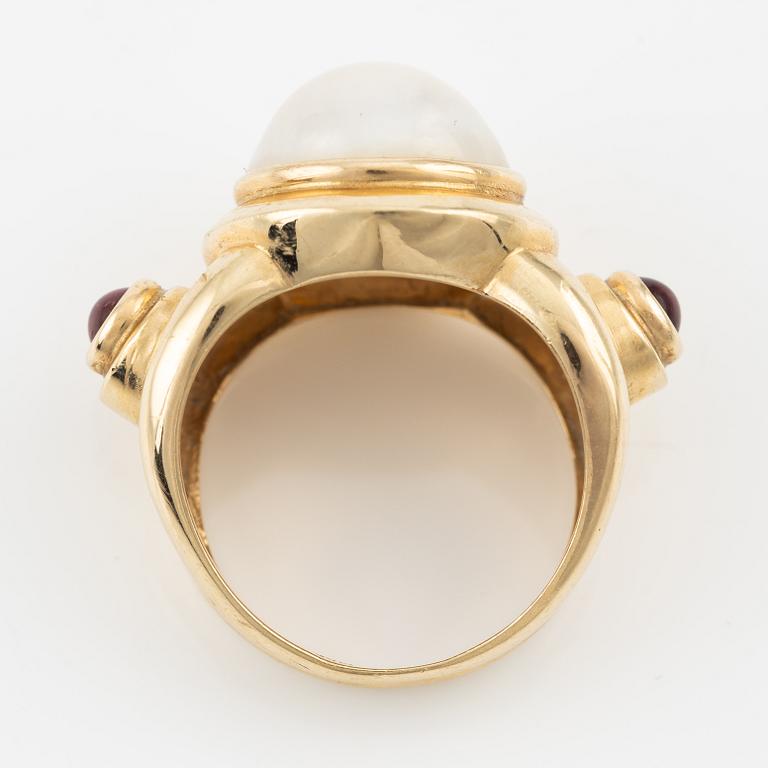 Ring, 14K gold with a mabé pearl and cabochon-cut rubies.