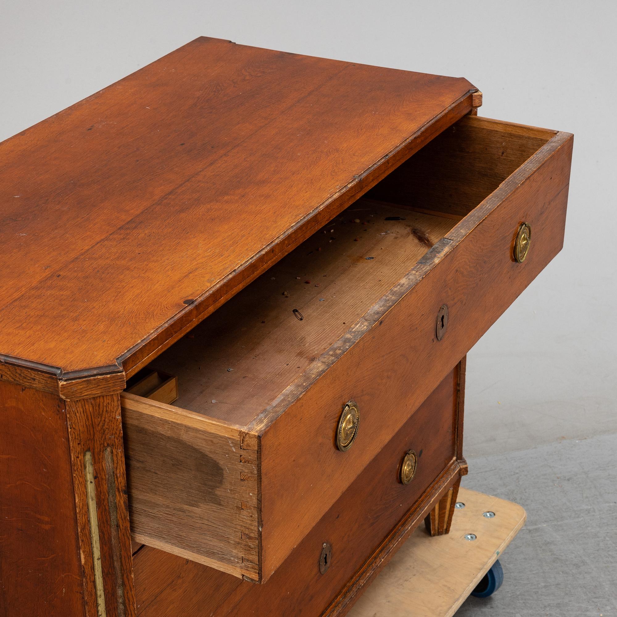 A late Gustavian chest of drawers, around 1800.