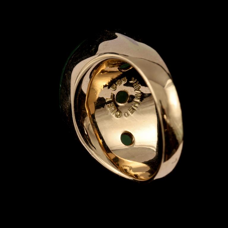RING, 14k guld med cabochonslipad grön turmalin, Ole Lynggaard, Köpenhamn. Vikt 12 g.