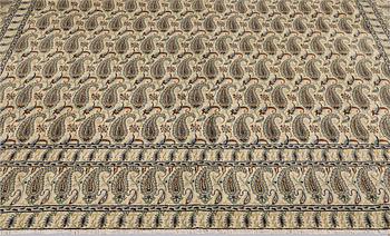 A Keshan carpet, approx. 388 x 294 cm.