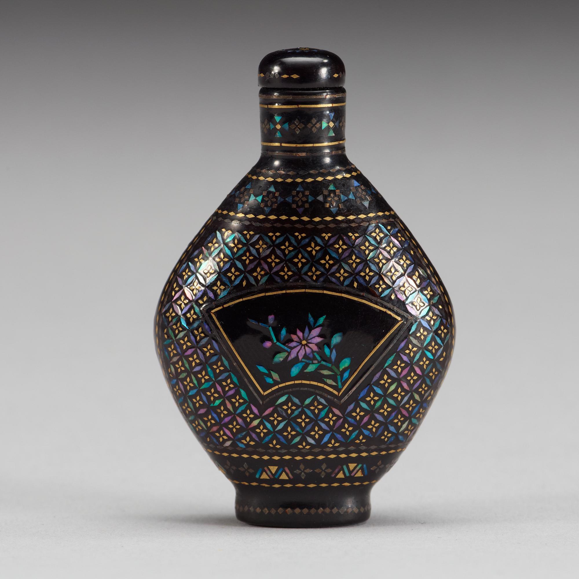 A lacque burgalate snuff bottle, early 20th Century.