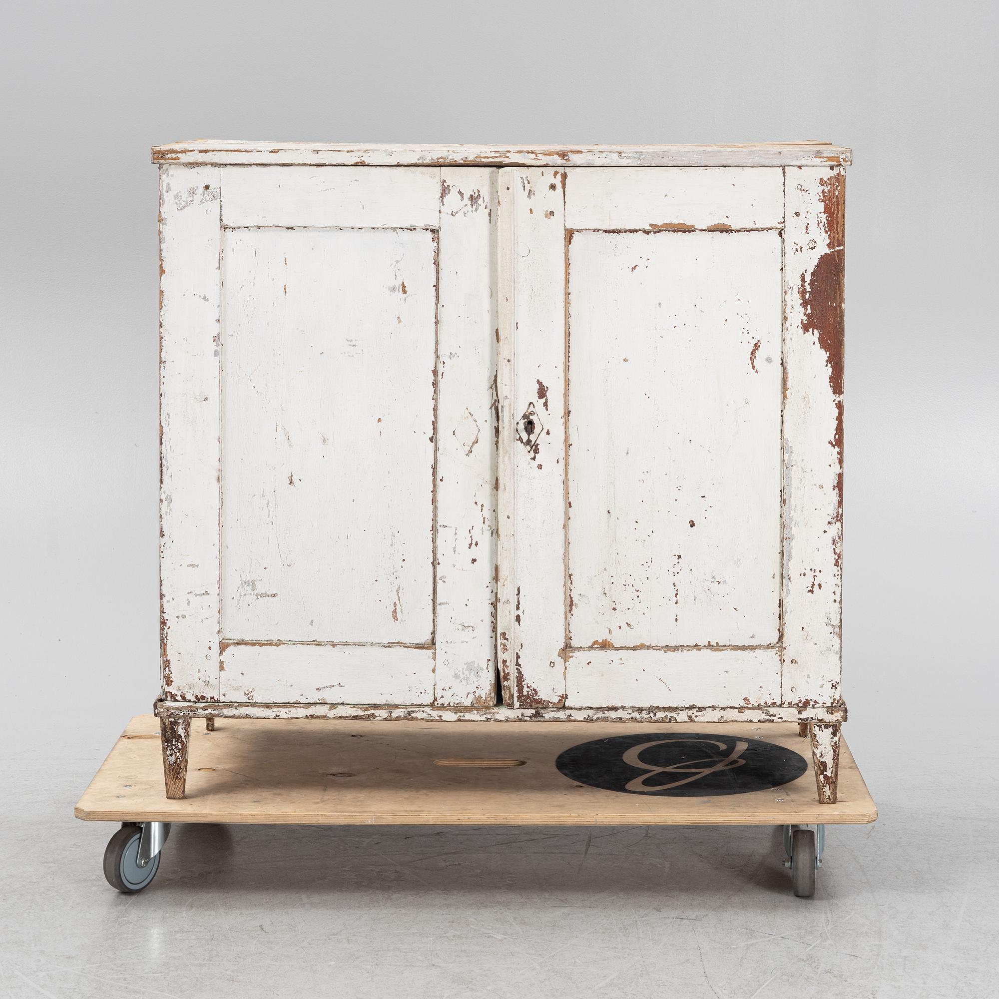 A painted cabinet from arond the year 1900.