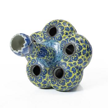 A Chinese blue and white 'clobbered' porcelain tulip vase, Qing dynasty, 19th century.