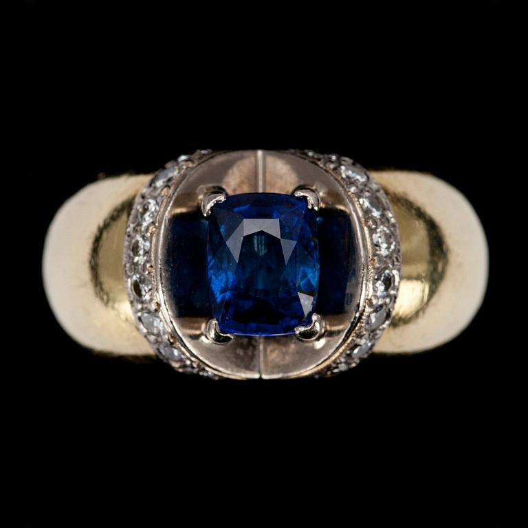 RING, guld och vitguld 18K med safir 1,90 ct och 16 st briljantslipade diamanter tot. 0,32 ct. Vikt 9,9 g.