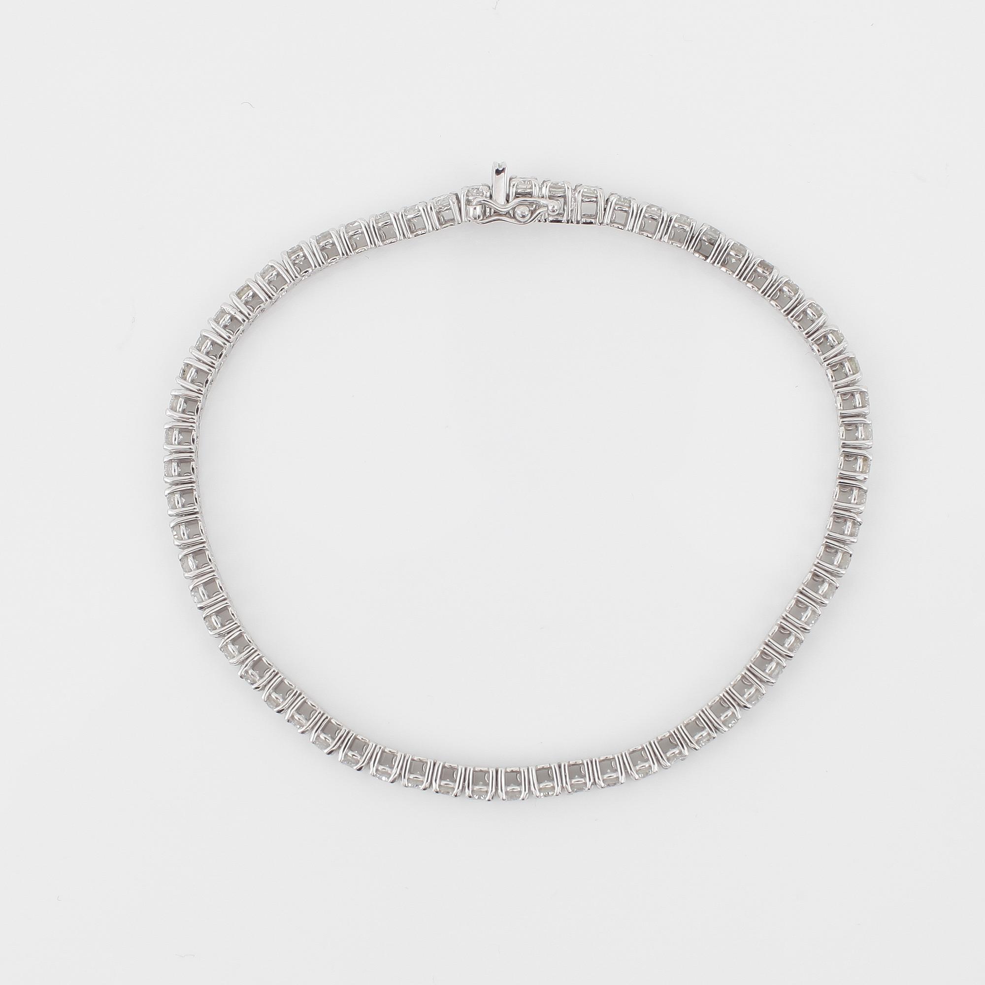 ARMBAND, ett riviére med 62 briljanter, totalt ca 4.88ct.