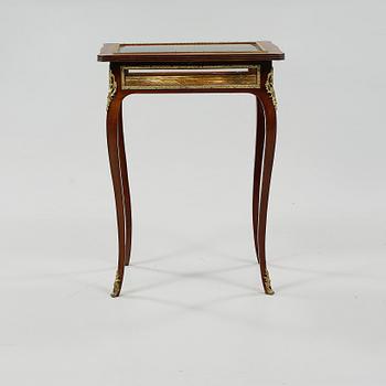 MONTERBORD, rokokostil. 1900-talets andra hälft.