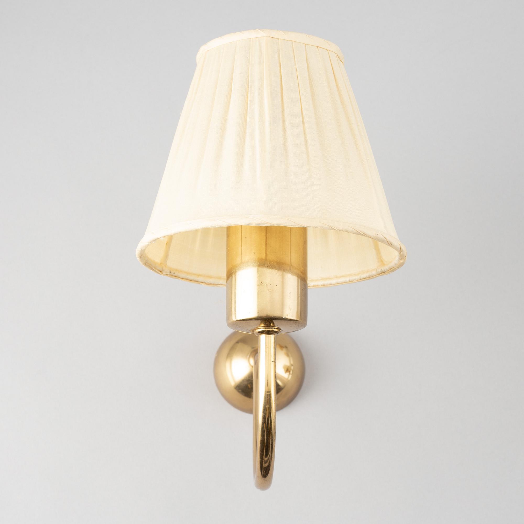 Josef Frank, vägglampor, ett par, modell 2335, samt en vägglampa modell 2334, Firma Svenskt Tenn.