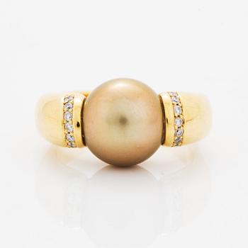 Ring, med odlad Söderhavspärla och briljantslipade diamanter.