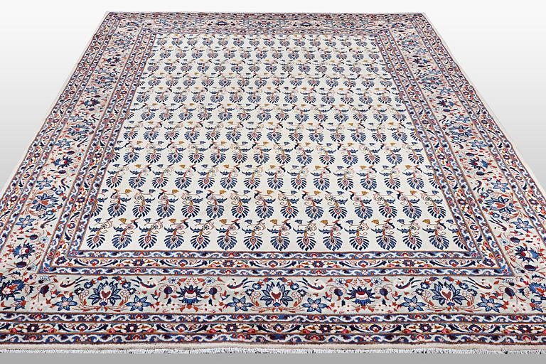 A carpet, Kashan, ca 417 x 300 cm.
