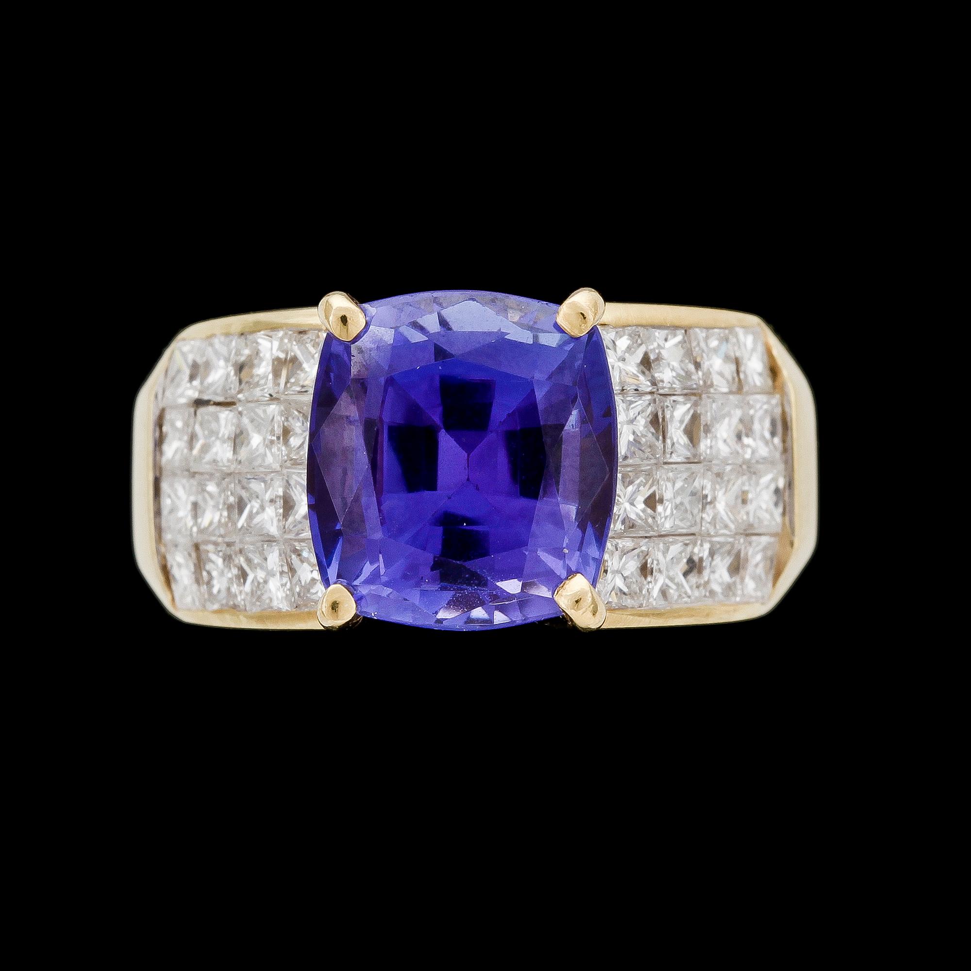 RING, 18k guld med tanzanit, ca 3.84 ct, och diamanter, tot ca 2.56 ct.