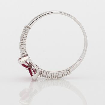RING, 18K vitguld, diamanter tot ca 0.23 ct. och rubiner tot ca 0.69 ct.