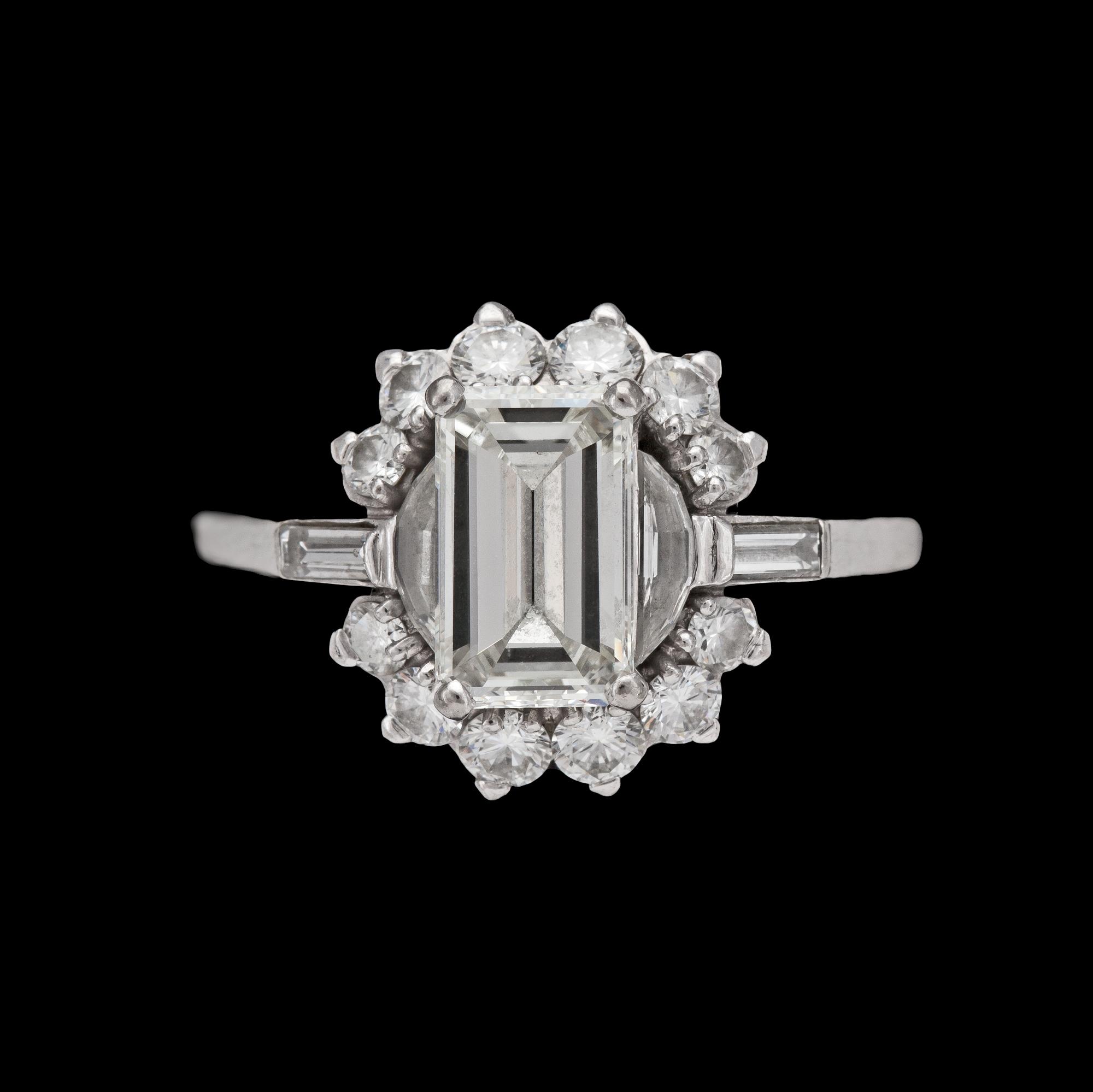 RING, smaragdslipad diamant, ca 1.95 ct. samt mindre diamanter, tot. ca 1.50 ct.