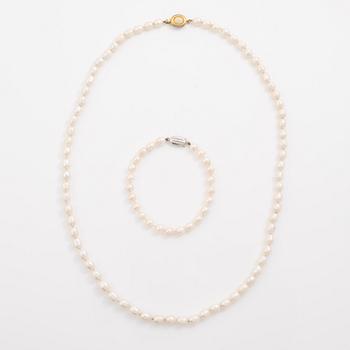 Necklace and bracelet with cultured pearls and silver clasp.