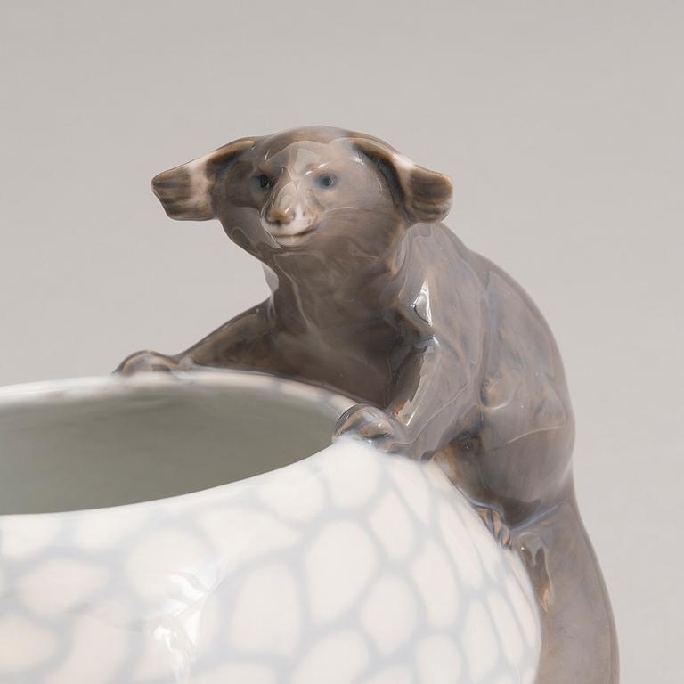 A porcelain bowl, Royal Copenhagen, Danmark 1889-1922.