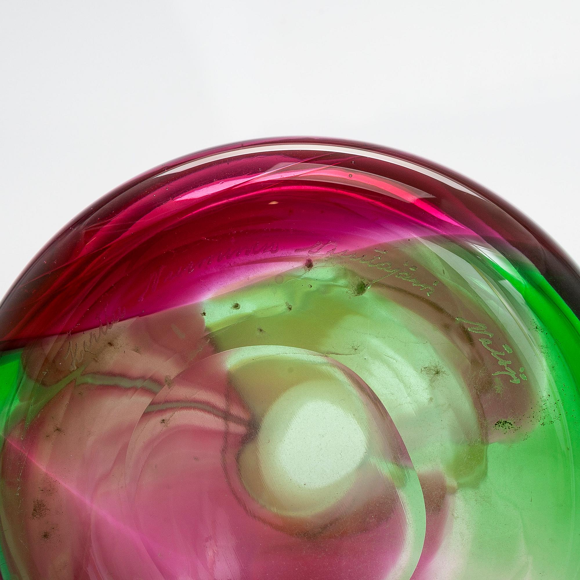 Kerttu Nurminen, vas, signerad Kerttu Nurminen Nuutajärvi Notsjö.