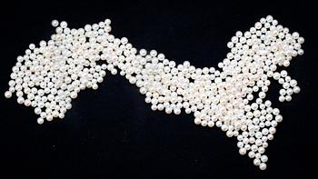 PÄRLOR, delvis borrade. Vikt ca 150 g.