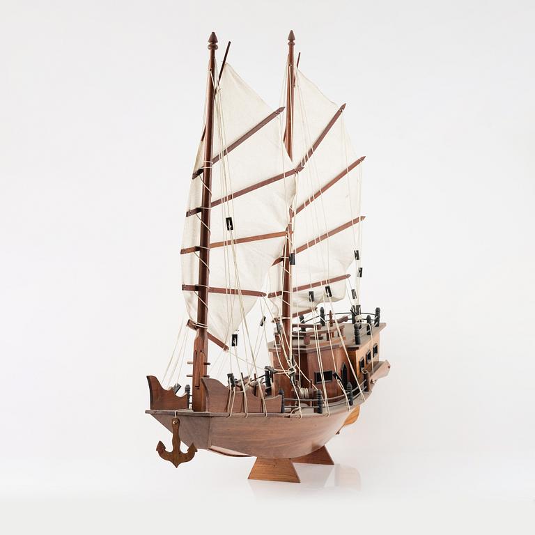 Djonk/skeppsmodell, trä, 1900-tal.