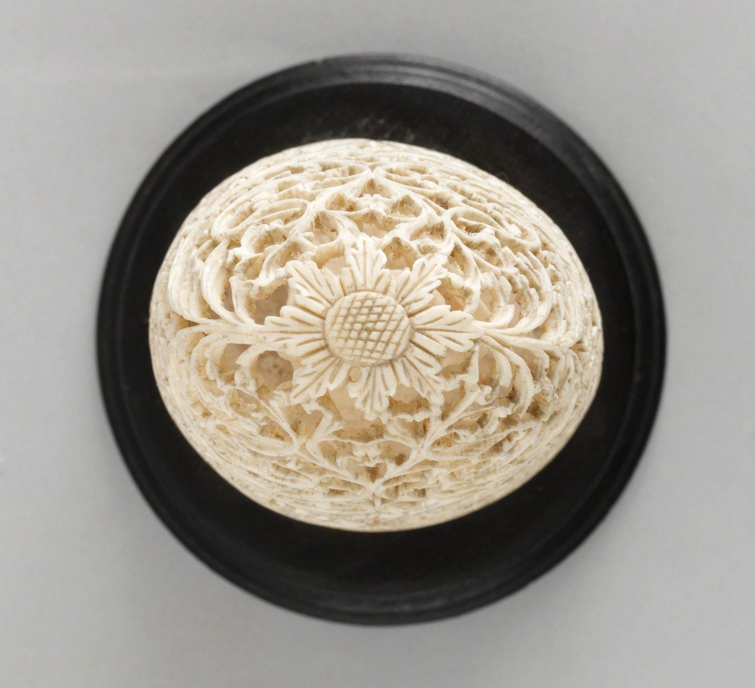 SKULPTUR, benarbete, troligen elfenben. Kina.